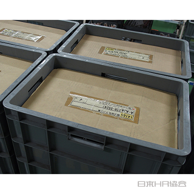 通箱は段ボール製のフタで守る