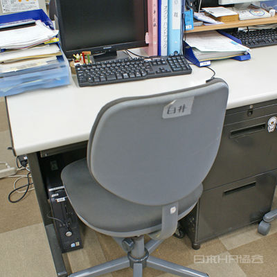 「〇〇さん？」→背中に名札 声かけOK
