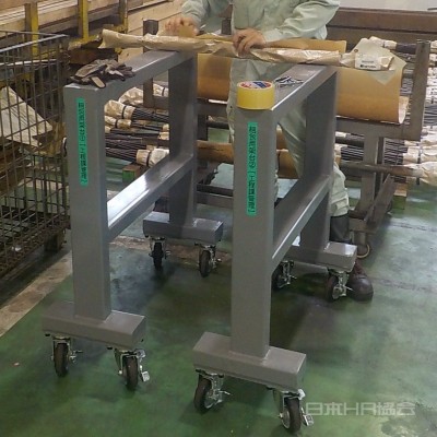 梱包作業台で腰を屈めない