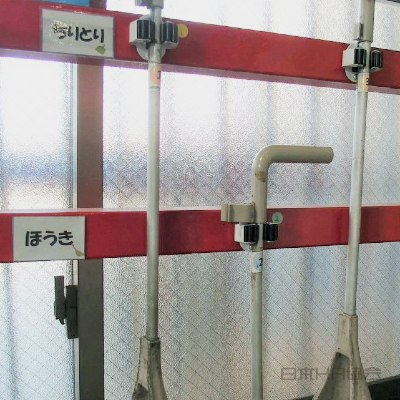 清掃道具は壁にかけて取りやすく