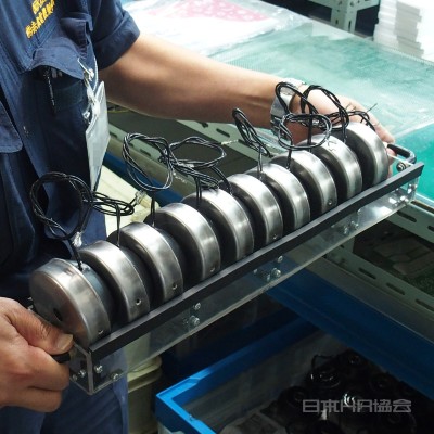 楽に持ち運びキズを防ぐ「専用台」