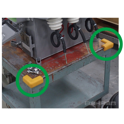 角ガードで作業者の足を守る